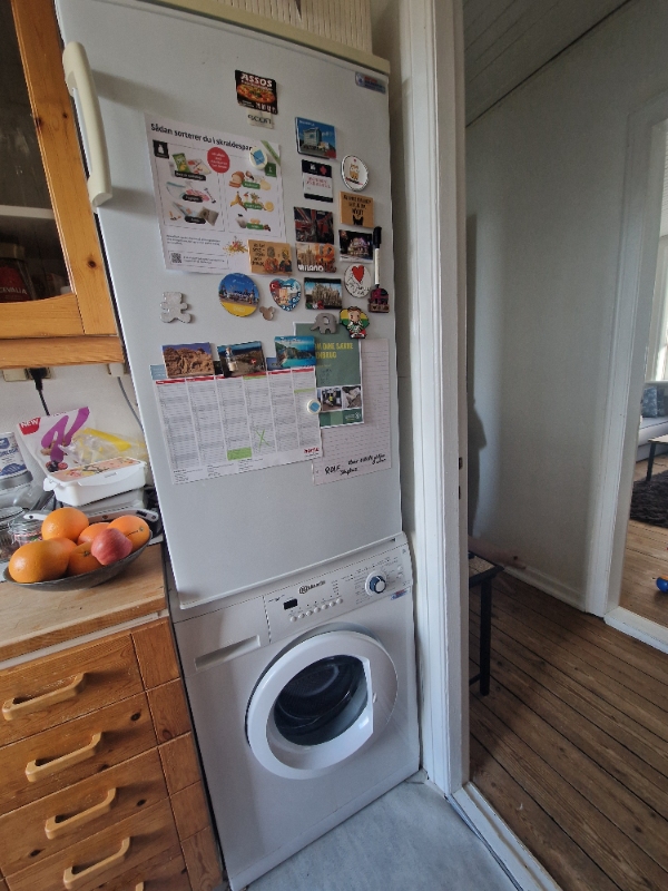 Afhentning af hvidevare : lille køleskab og vaske maskine