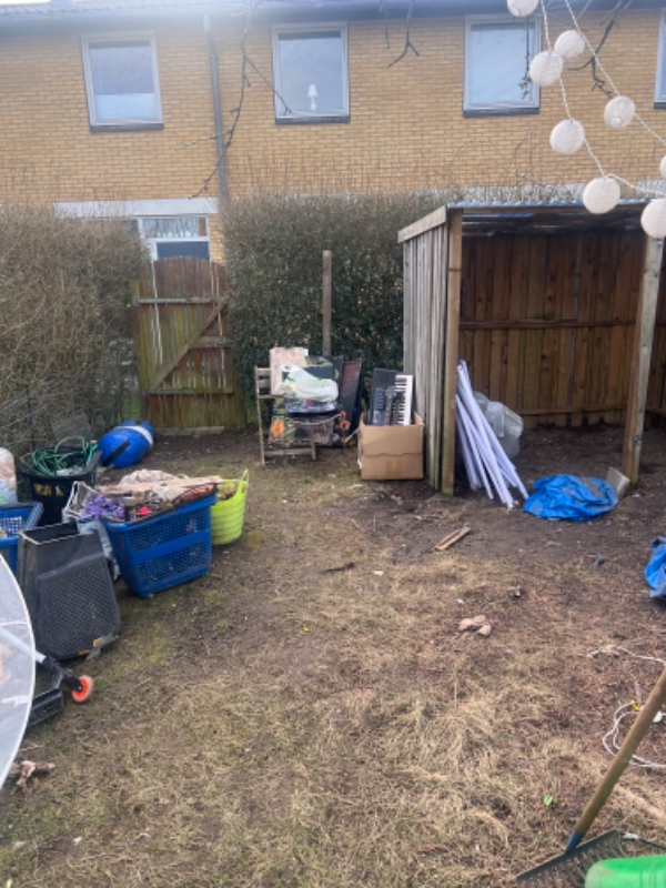 Hjælp til at fjerne alt skrald fra haven