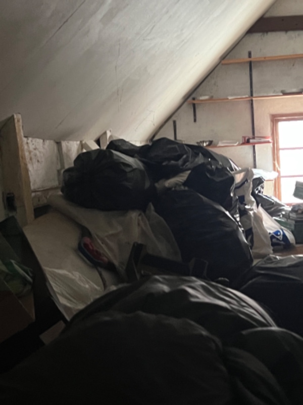 Rydning af loft i gammelt hus i Allinge