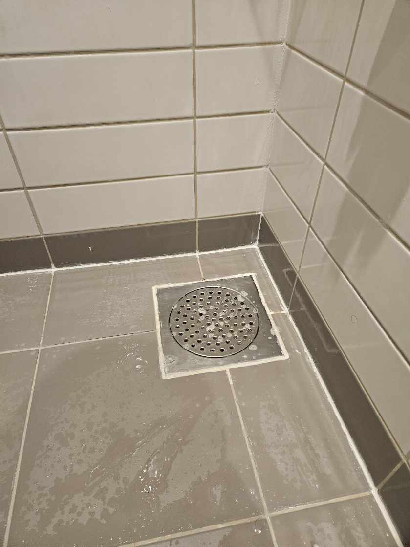 Skift fuger på badeværelset og køkkenet