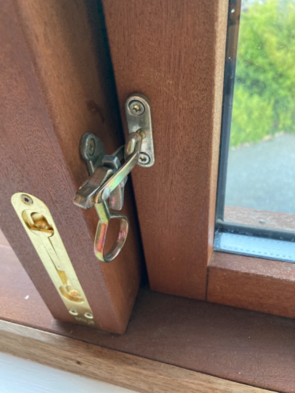 Hænge 6 nye låse på vinduer samt fjerne de gamle