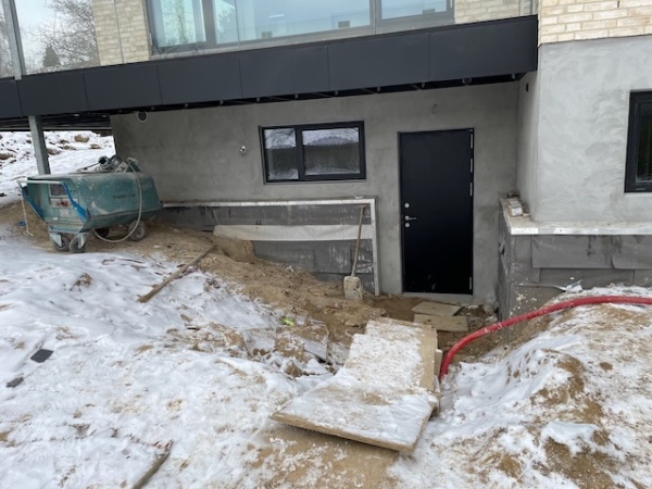 Flytning af 93 kg tung ny vaskemaskine fra butik til kælder