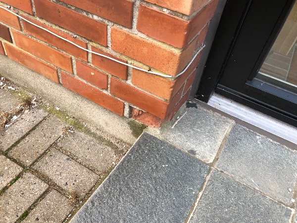 Murer, der kan mure løse sten og udskifte nogle få sten