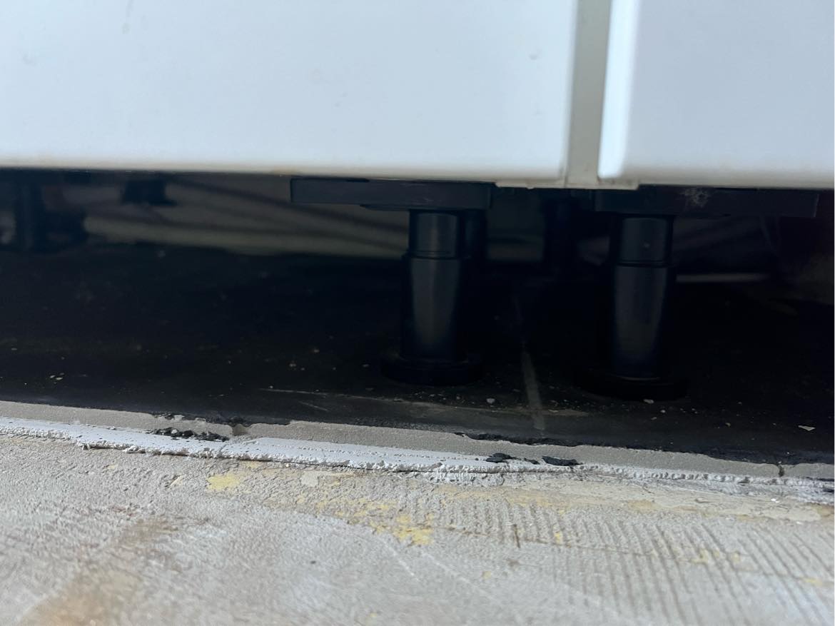 Køkkenet skal afmonteres fra væggen og flyttes