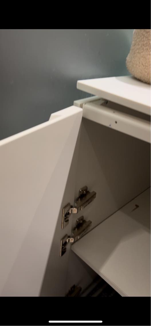 Badeværelsesskab hænger løst fra væg og bordplade