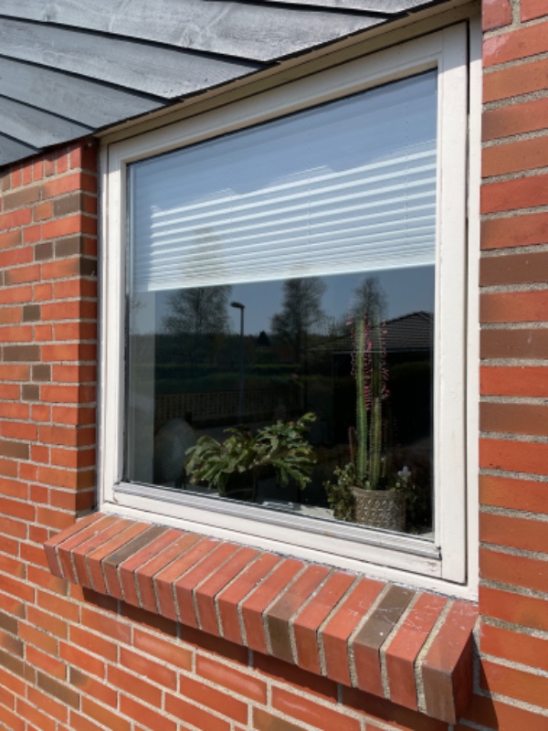 Installation af 1 Stk vindue i parcelhus   Vinduet er 120x120. Gammelt vinduer med ramme udtages og det nye isættes