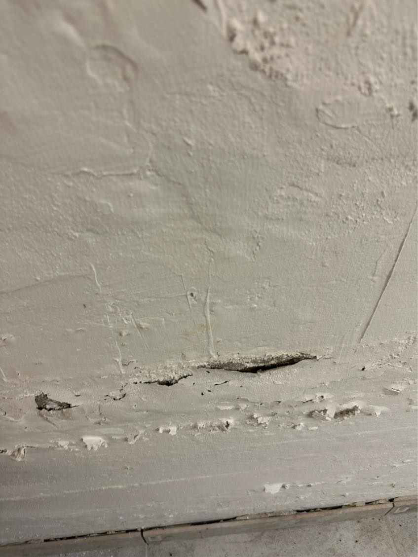 Pudset væg i kælder