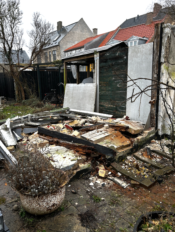 Fjernet byggeaffald efter en mur er væltet.