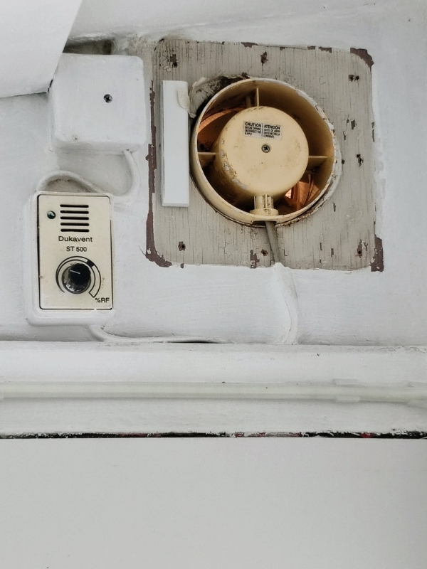 Udskiftning af ventilator og ledninger