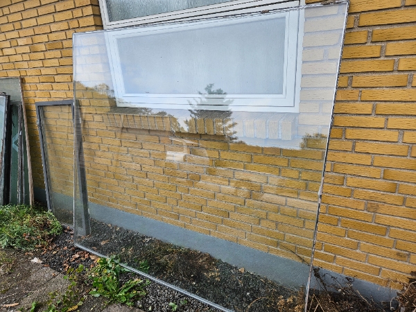Afhentning af gamle Vindusglas til storskrald