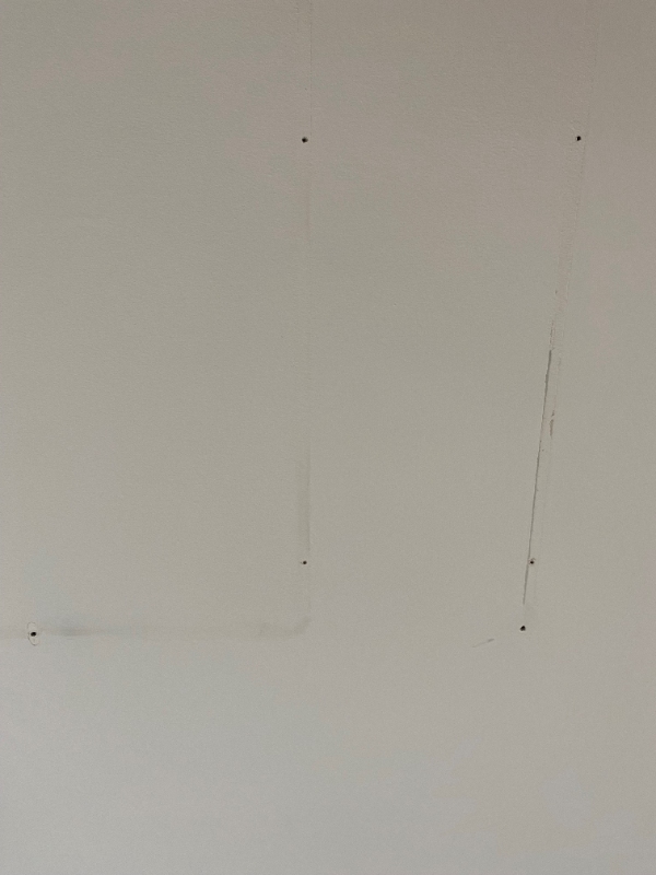 ophængning af neonskilt og stor plakat fra loftet. Ophængning af 2 billeder. Lapning af huller.