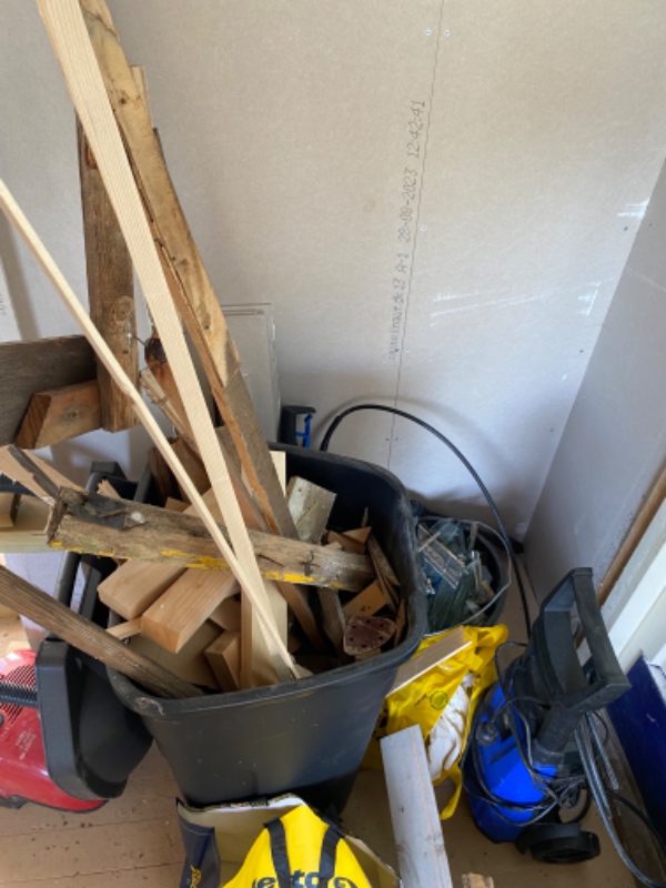 Storskrald, byggeaffald, gamle møbler fra kolononihave i kløvermarken, amager