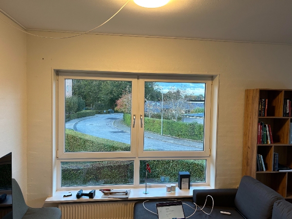 Hænge gardiner op på 2 vinduer