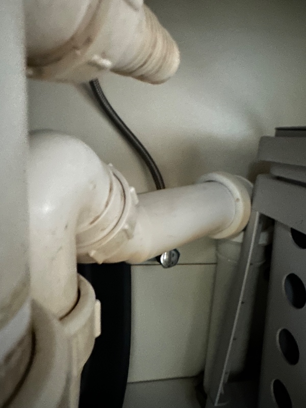 skifte et nedløbsrør under køkkenvasken