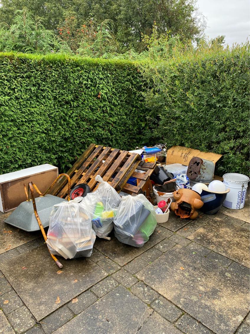 Affald (blandet) hentes og køres til genbrugplads