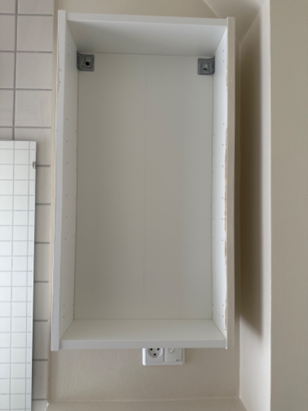 Opsætning af Ikea skab på badeværelse.