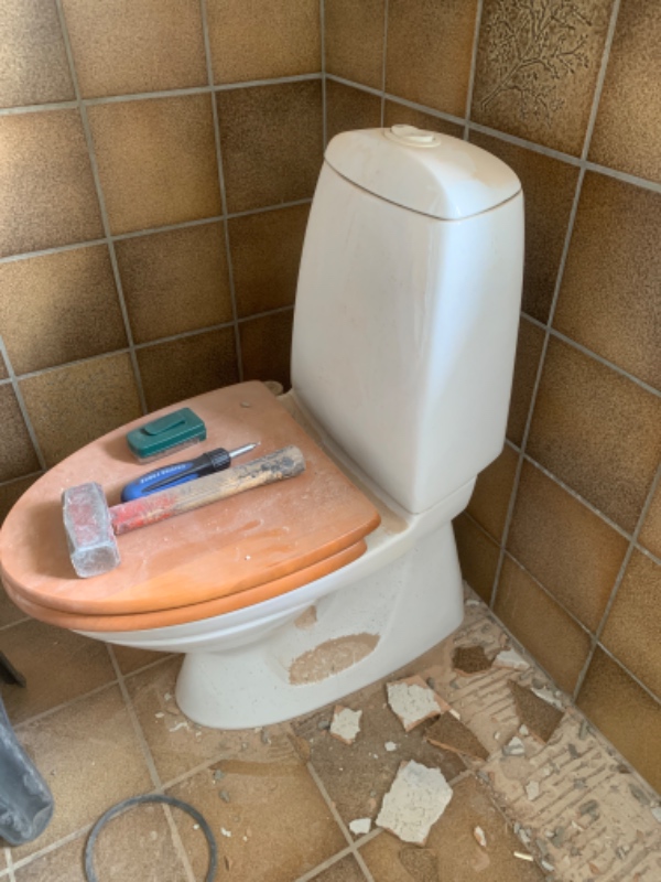 Udskiftning af gulvtoilet til indbygget eller væghængt toilet.