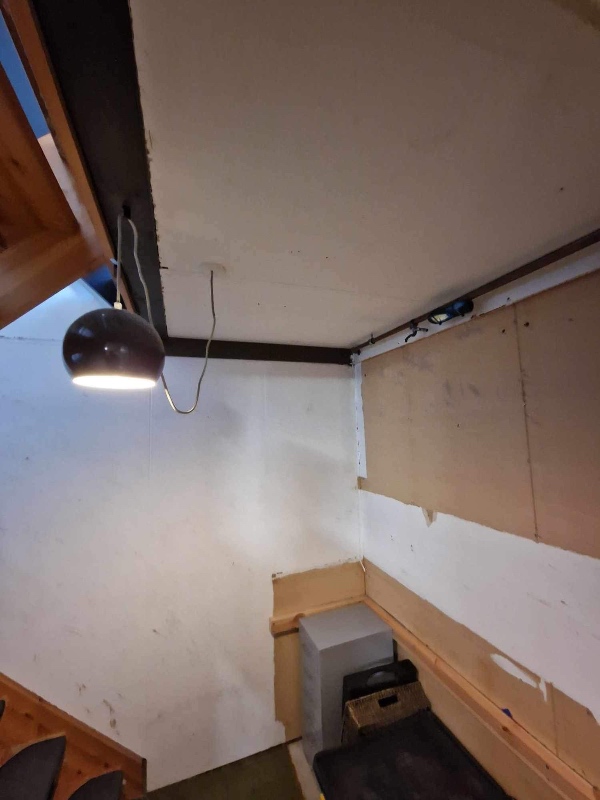 Fuldspartlet trappeskakt i rækkehus ovenpå savlsmuldstapet med indfarvet kalk spartel. Ca. 40m2