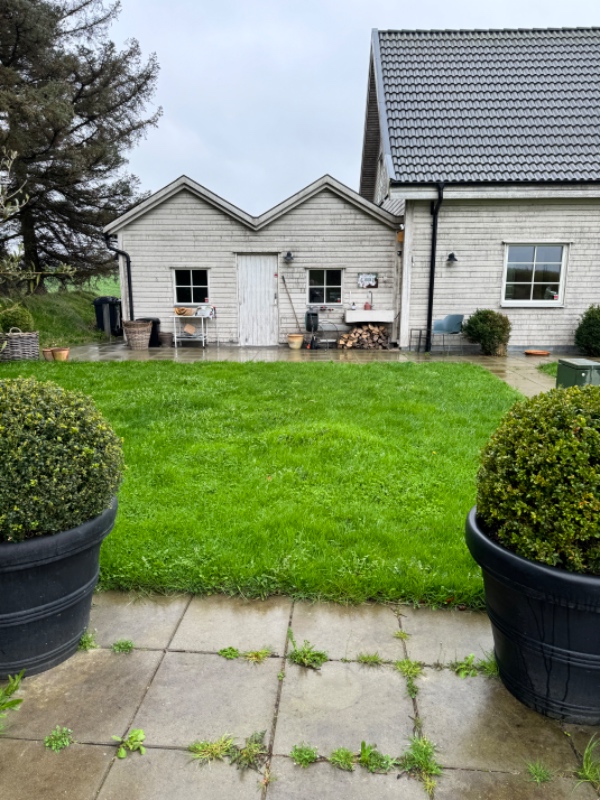 Optaget fliser gravet en rande i 90 cm dybde længe ca. 15 m tilædkning og lægge fliser igen