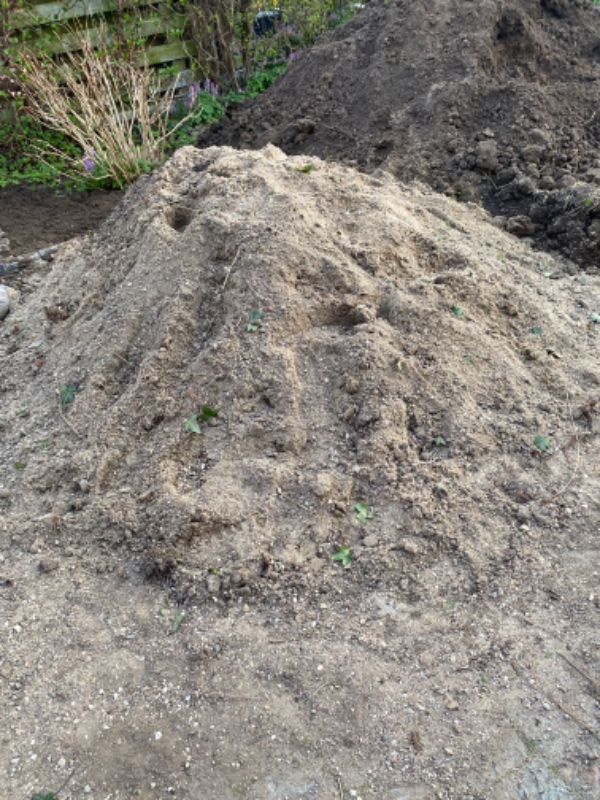 En mand med trailer wk til at køre jord på genbrugsplads