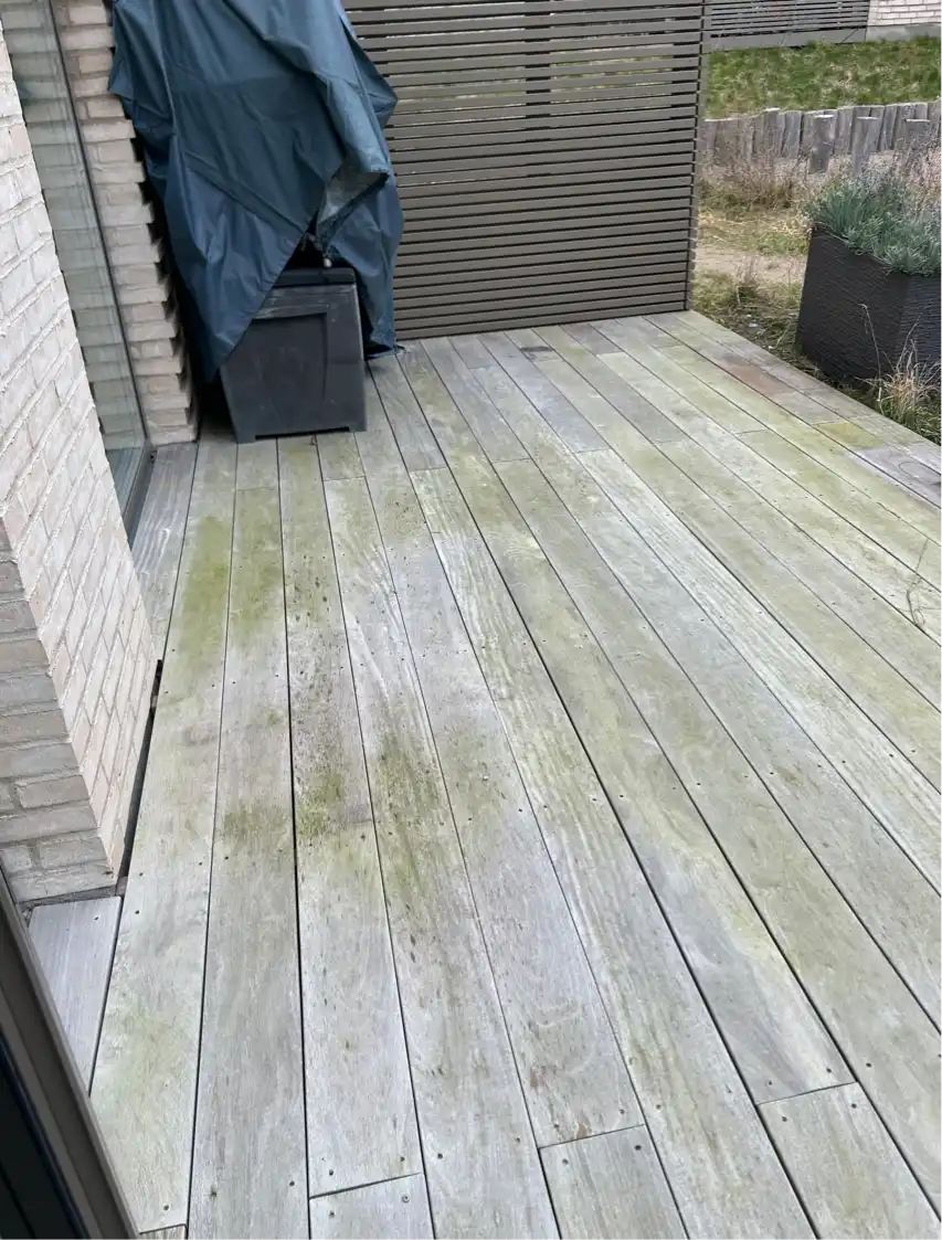 Olie behandling og rens af to træterrasser