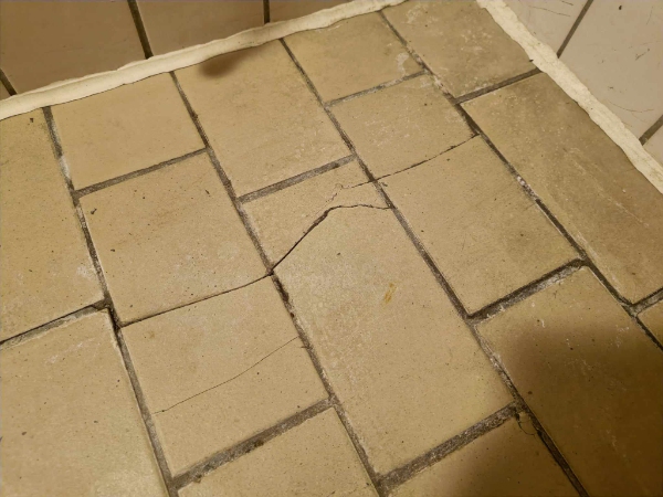 Knækkede fliser i badeværelse