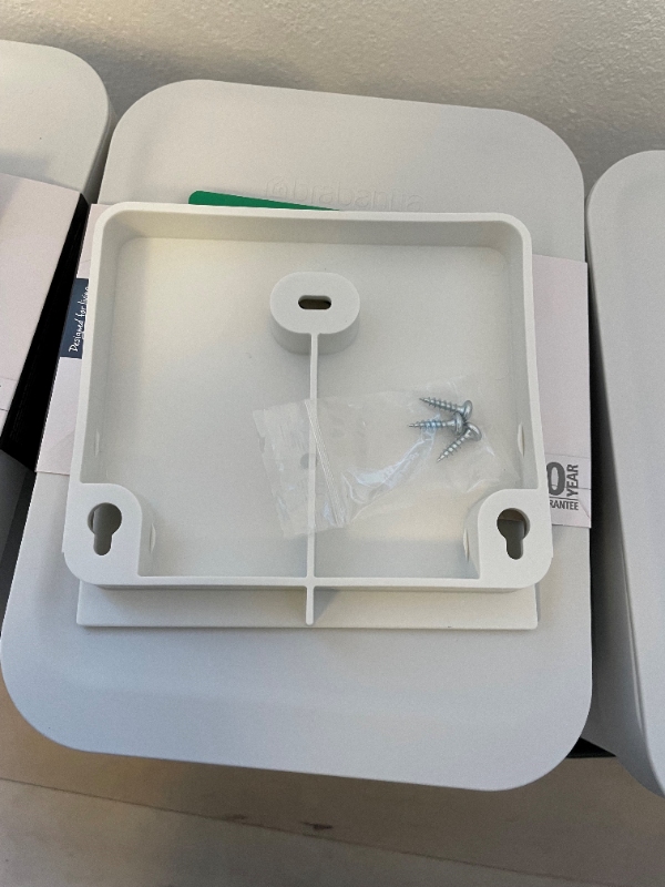 Ophængning af affaldsspande på væg