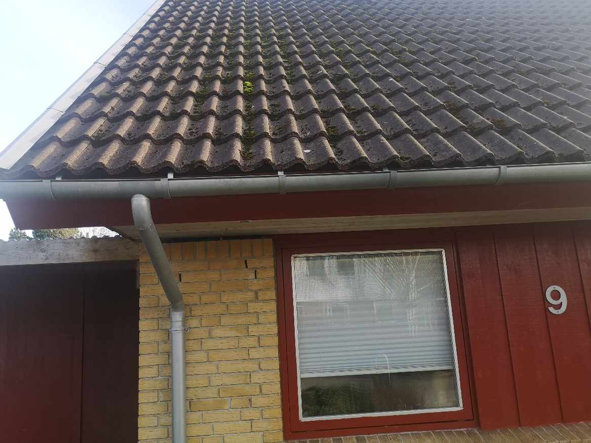 Hjælp til at sætte tagrender på plads, som har løsnet sig.