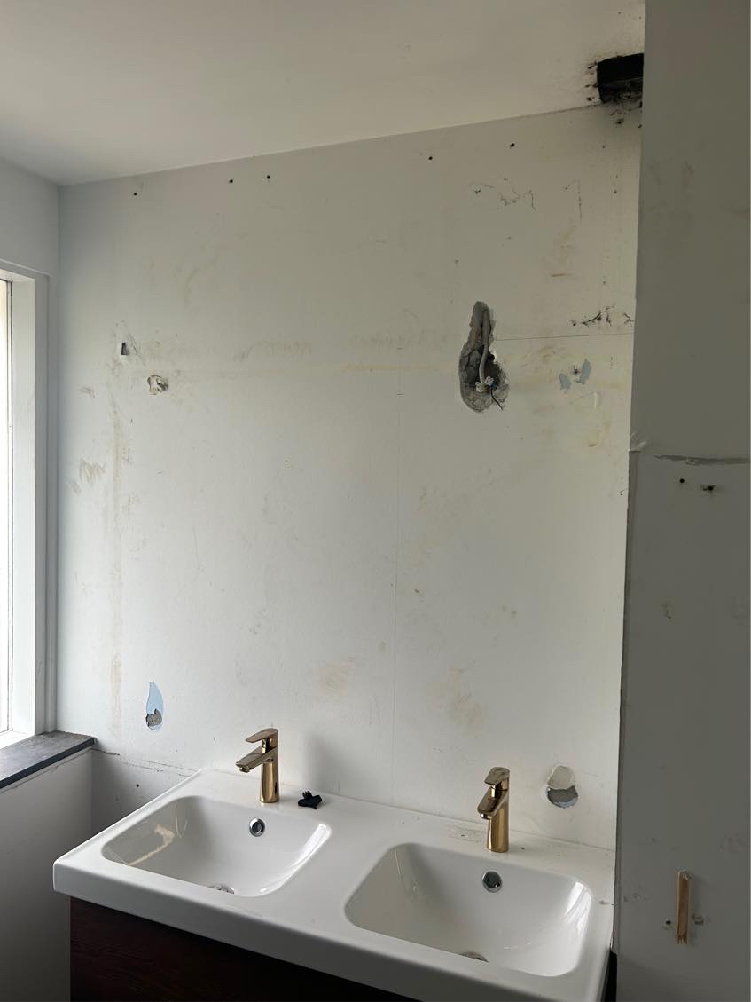 Nedtagning gammel vask og møbel. Sætte op ny møbel fra Ikea samt tilslutning armatur til vask