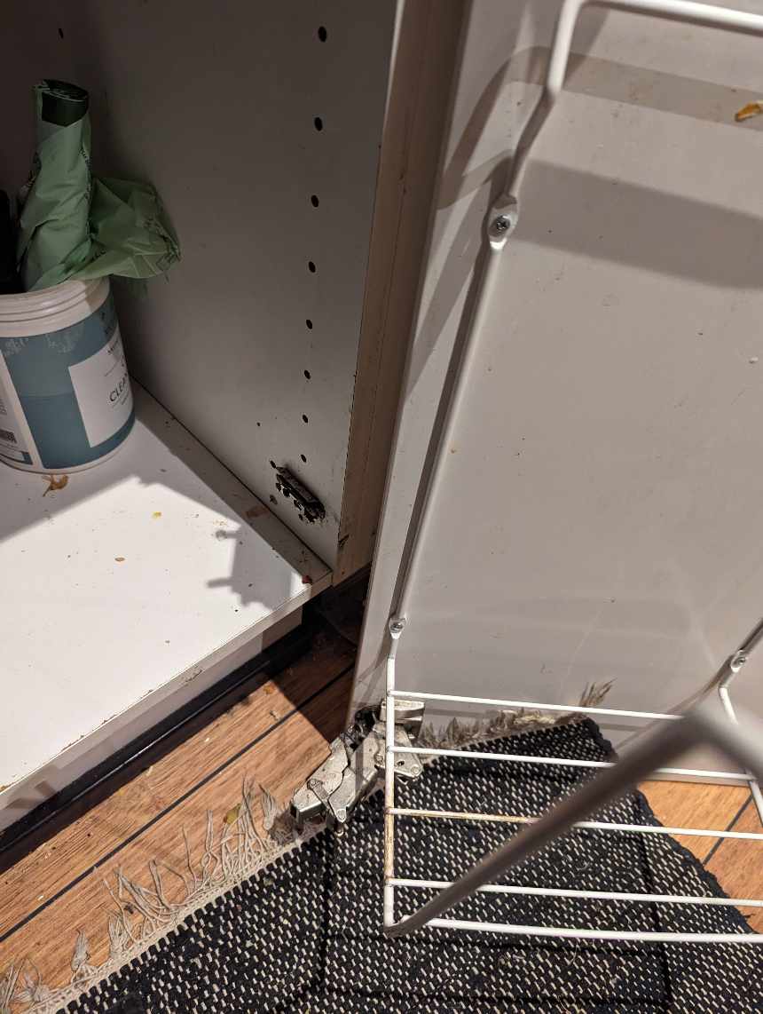 Sætte køkkenlåge fast