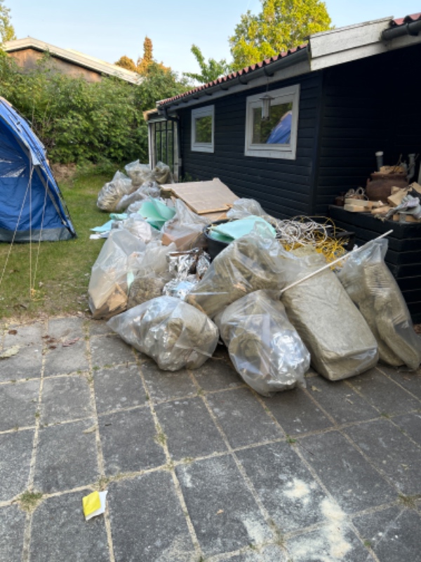 Have fjernet byggeaffald (taget gulv, klinker, rockwoll op)