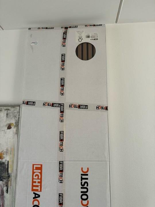 Nedtagning af skrivebord, tilskæring samt opsætning af akustik panel og ophængning af billede ( betonvægge)