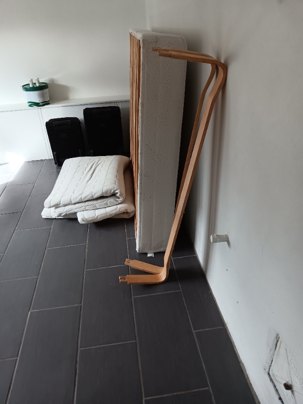kørt 140*200 boxmadras med topmadras og meder  samt bord og stolle på genbrugspladsen