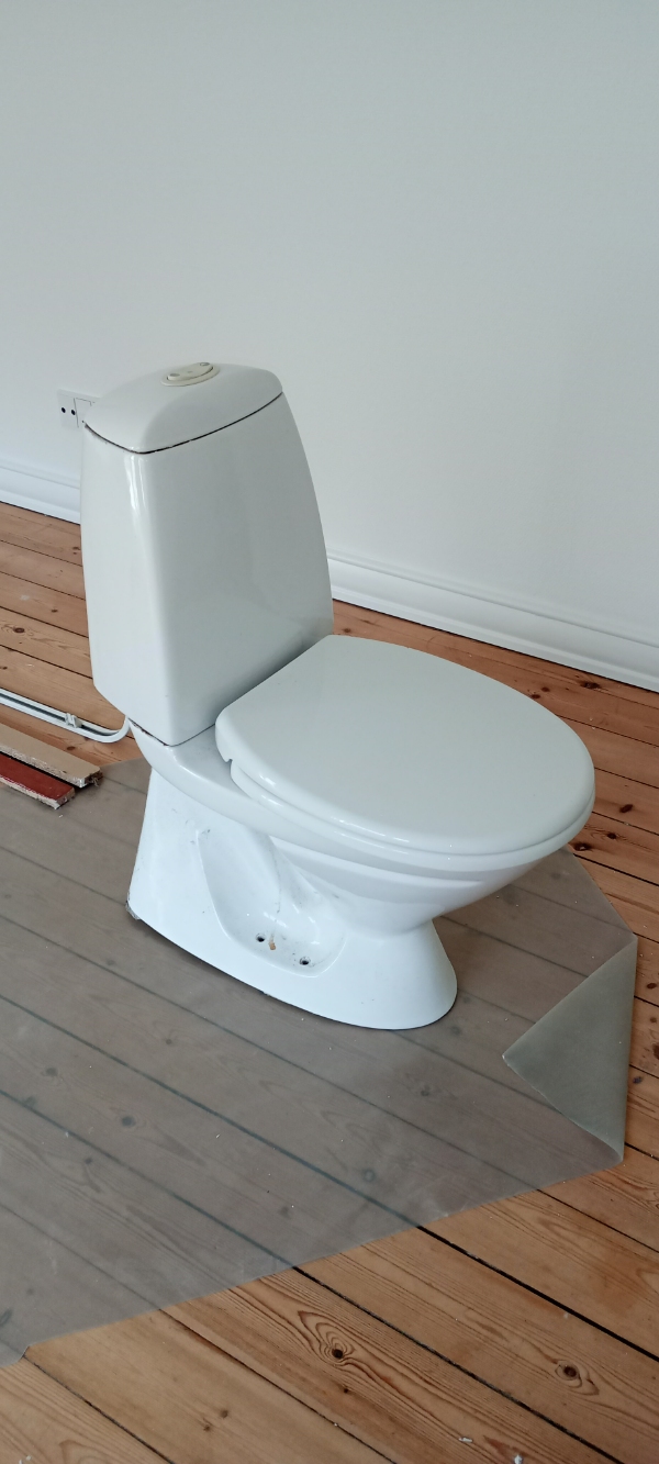 Afhentning af toilet, vaskemaskine og toilet møbel til genbrugspladsen