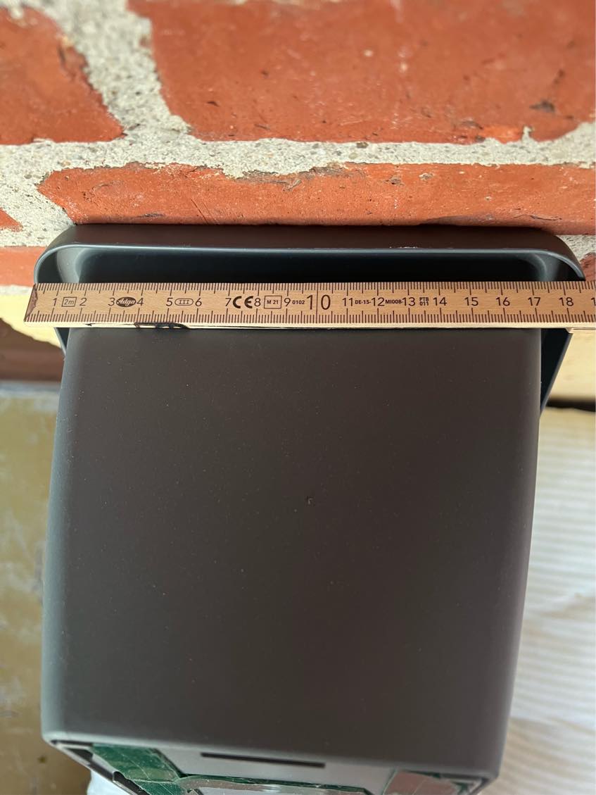 Finde og montere beslag til altankasse