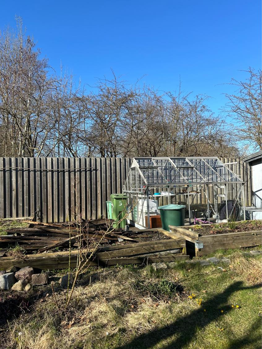 Hjælp til at fjerne højbede