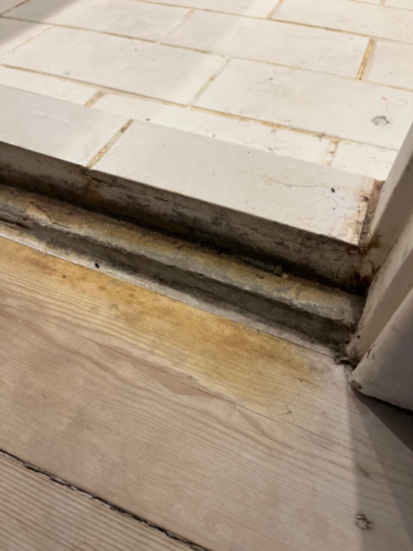 Opkandt/dørkant til badeværelse