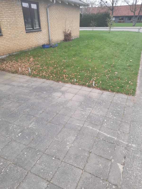 Fliselægning og fjernelse af sandbunke