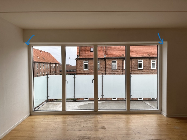 Udskiftning af gummifuger omkring 4 vinduespartier og gummifuger i bruseniche