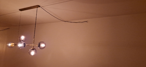 Skjult ledninger fra tre designerlamper i stuen. Opgaven omhandler ca 13 meter ledning.