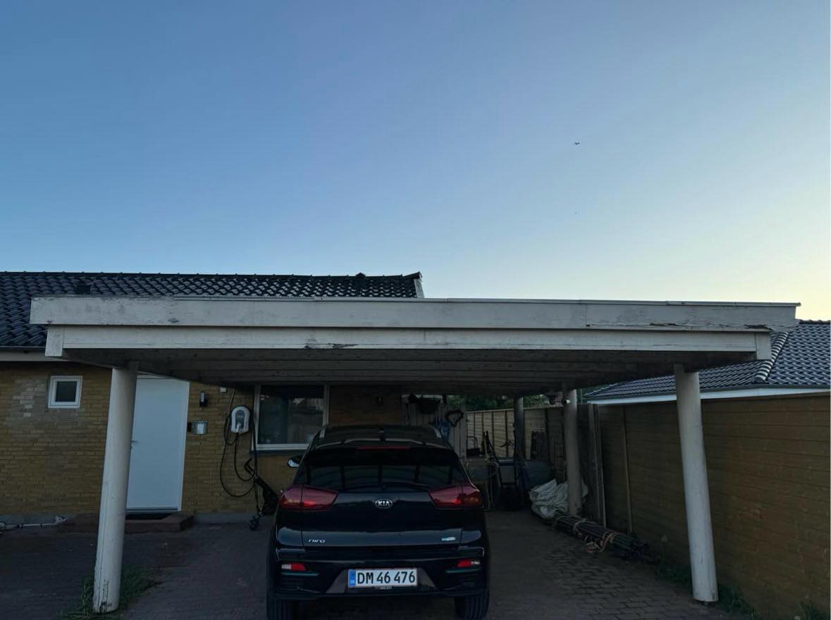 Nedrivning af carport og fjernelse af affald
