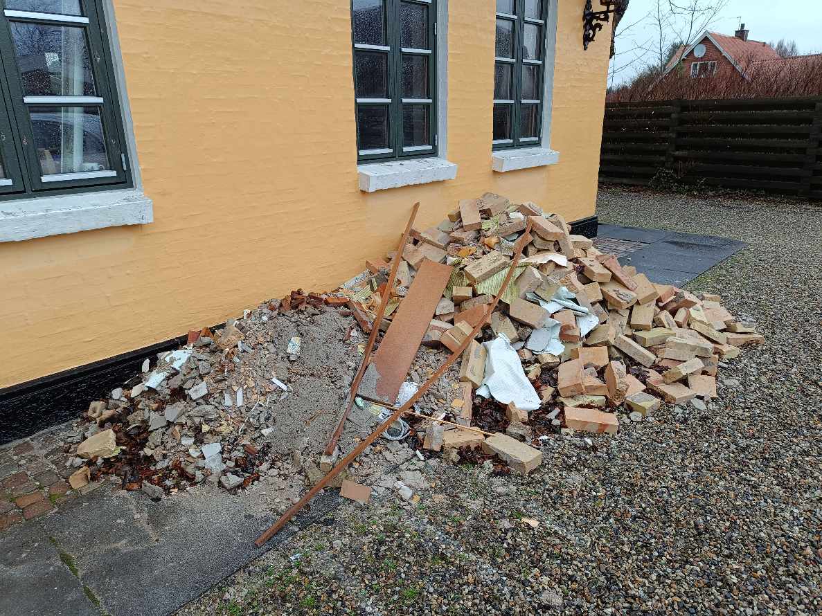 Jeg skal have fjernet mursten fra nedrevet væg