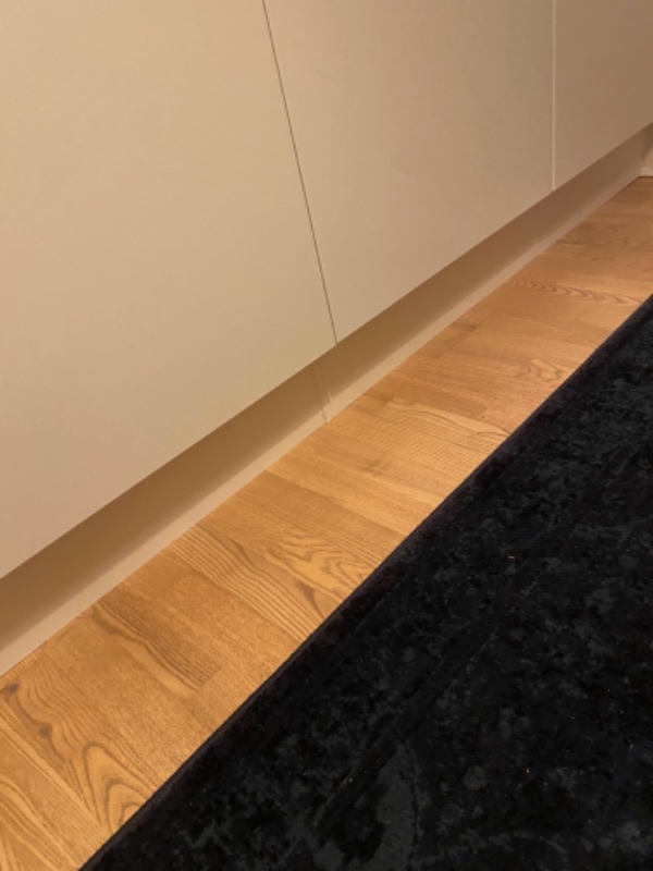 Opsætning af 3 klædeskabe der er samlet. Skal på sokkel.