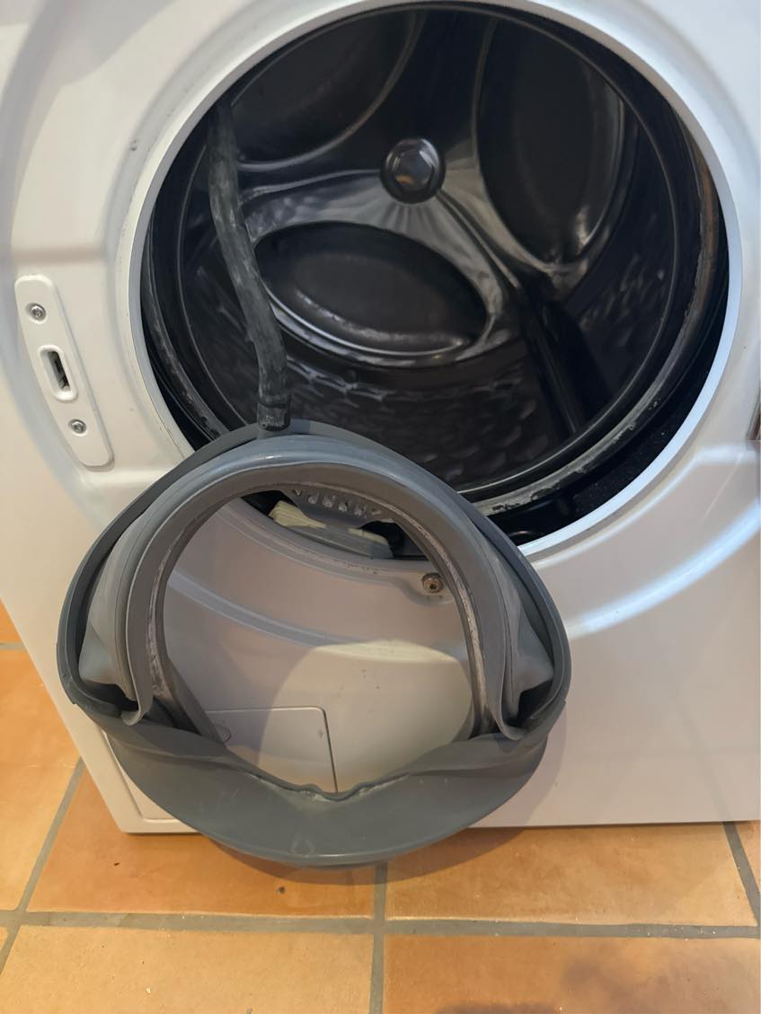 Påsætning af luge/dørbælg på Miele vaskemaskine.
