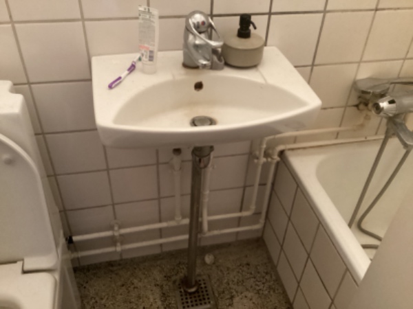 Udskift badeværelsevask til vask med skab og ny vandhane