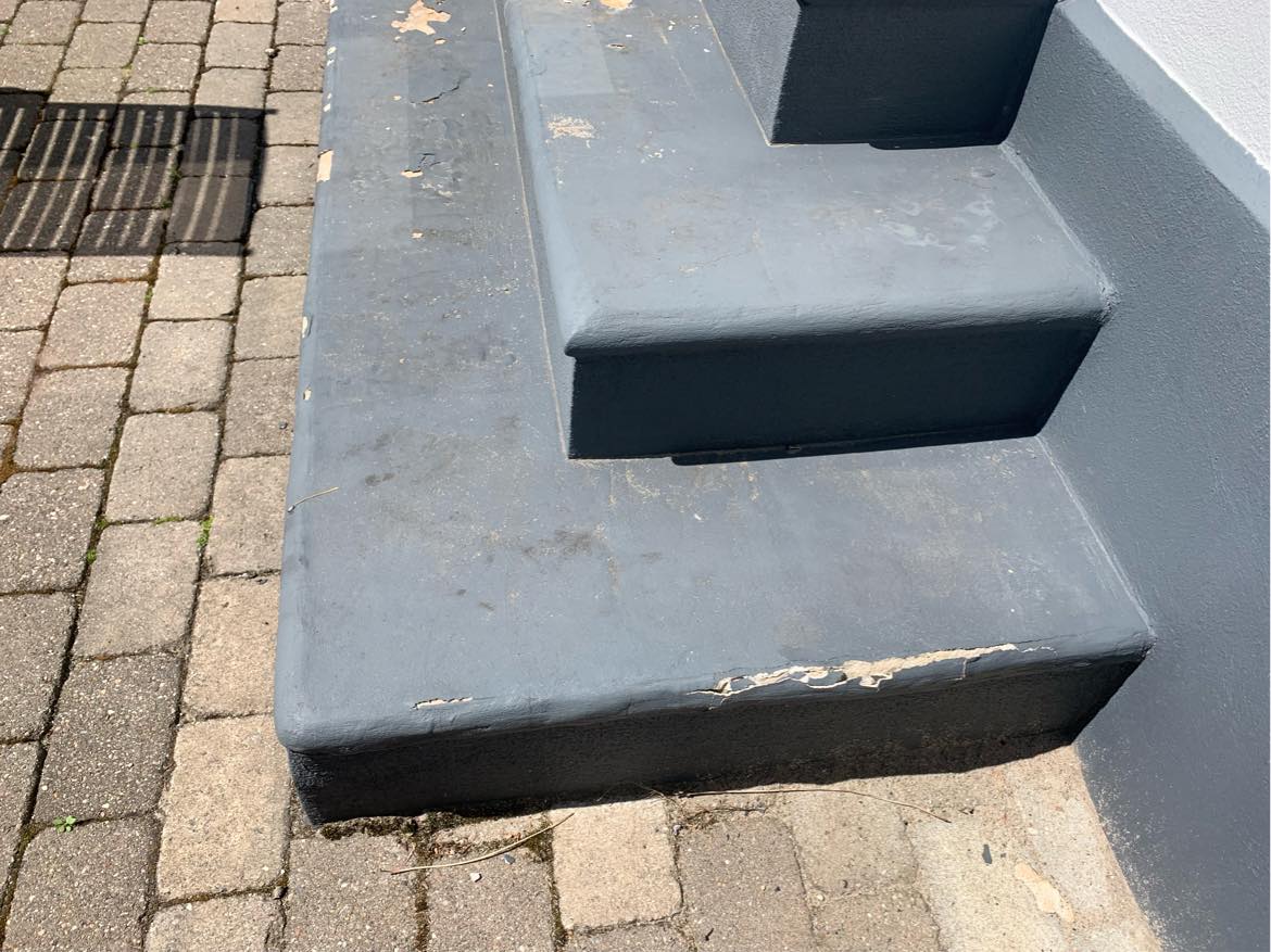 Murer og malerarbejde på en terrasse trappe