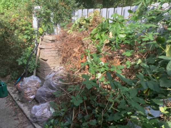 Haveaffald og fliser køres på genbrugspladsen