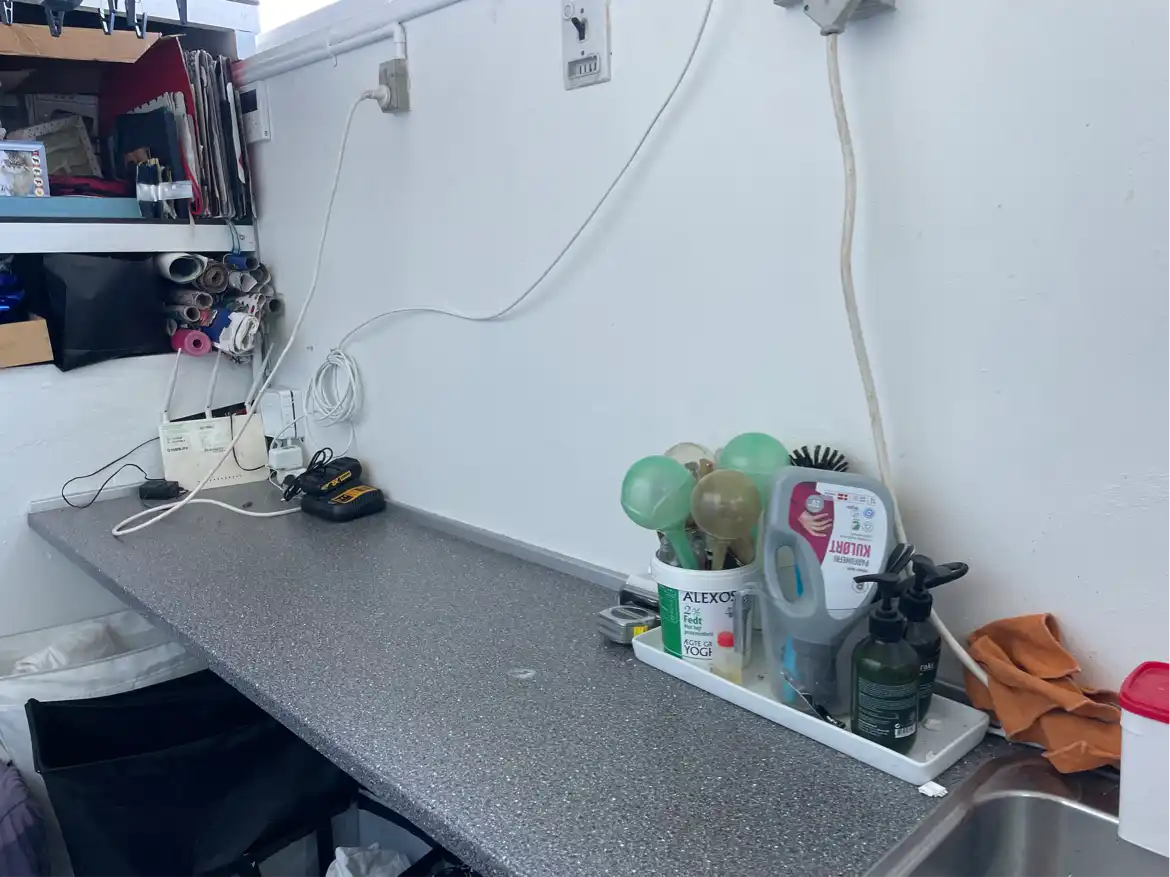 Forkortet og rykket bord med vask til at lave plads til at flytte vaskemaskine