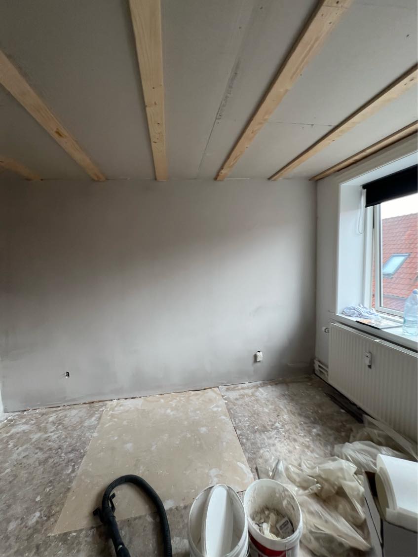 Få sat troldtekt loft op i et lille værelse