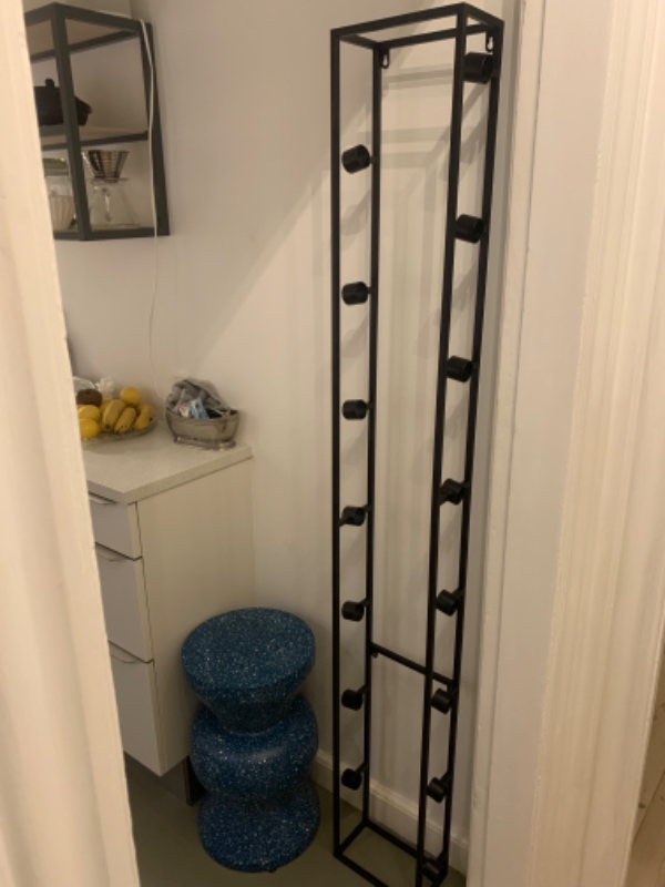 Ophæng af tv, spejl og vinhylde